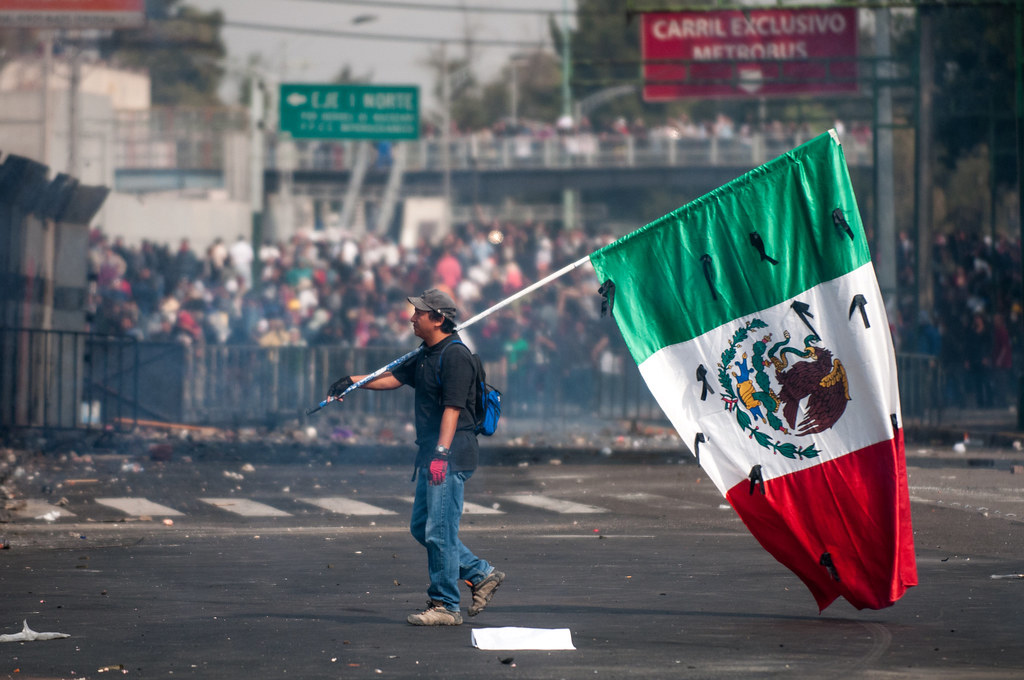 "1DMx represión en San Lazaro"